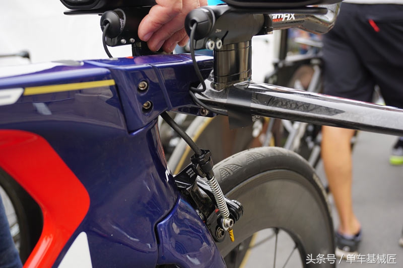 argon18明显今年设计费没给够，美利达依然保持了凌乱走线的风格