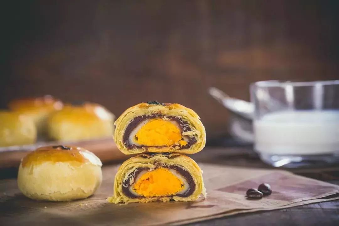 582位挑剔吃货盖章认证的一颗蛋黄酥，不红没天理，一上市便引爆了美食圈！