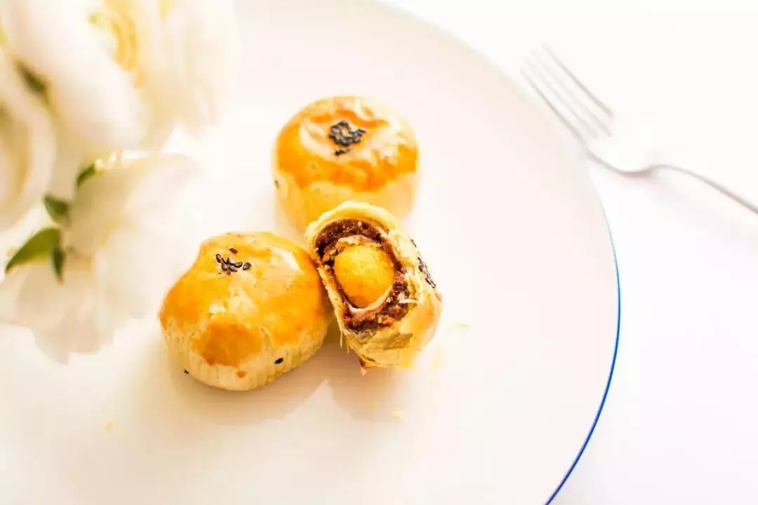 582位挑剔吃货盖章认证的一颗蛋黄酥，不红没天理，一上市便引爆了美食圈！