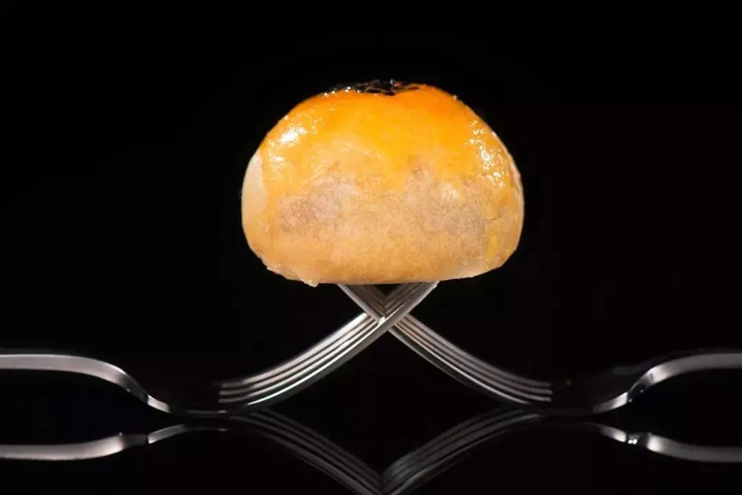 582位挑剔吃货盖章认证的一颗蛋黄酥，不红没天理，一上市便引爆了美食圈！