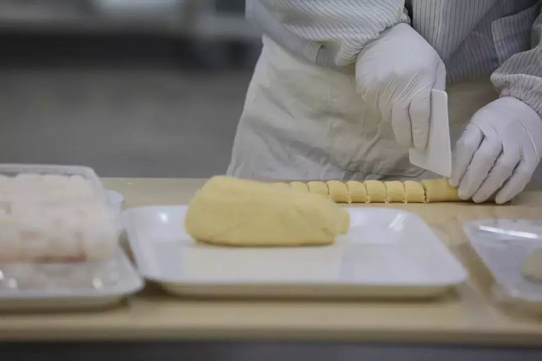 582位挑剔吃货盖章认证的一颗蛋黄酥，不红没天理，一上市便引爆了美食圈！