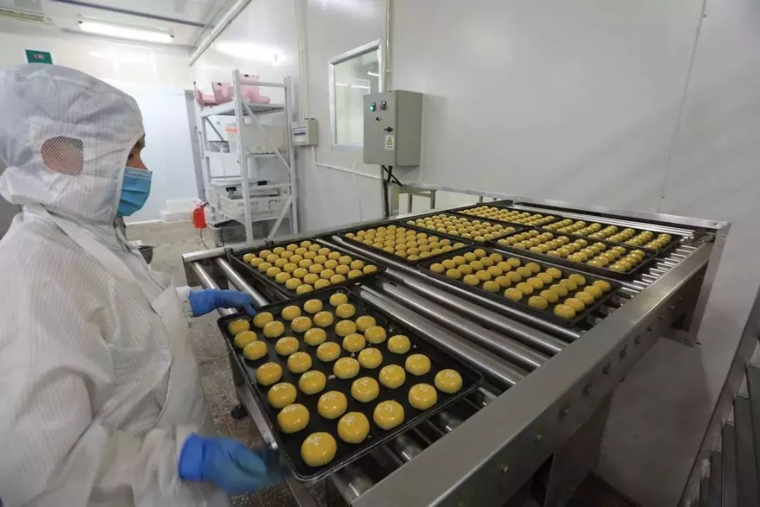 582位挑剔吃货盖章认证的一颗蛋黄酥，不红没天理，一上市便引爆了美食圈！