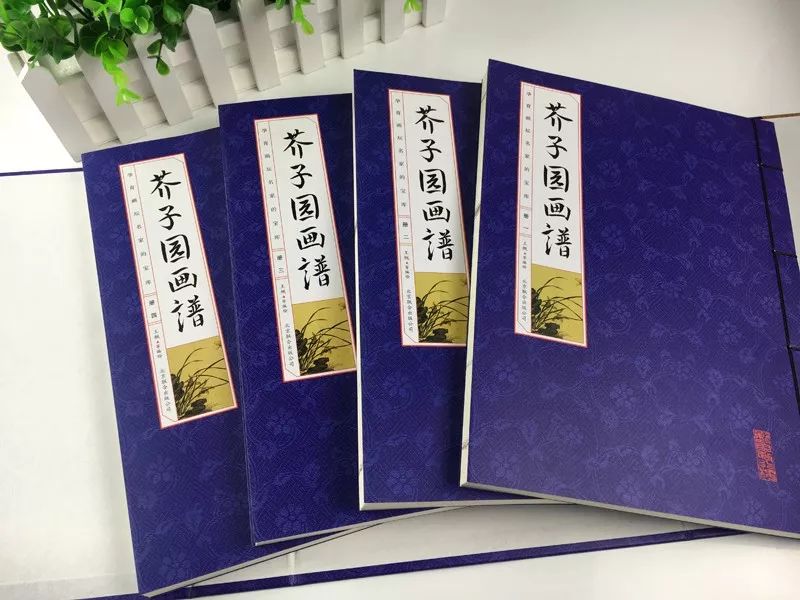 美女出浴，遭两个秃顶老头偷看！