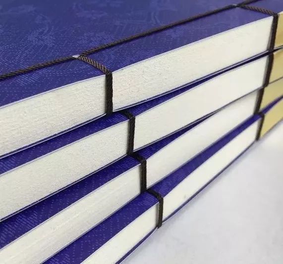 美女出浴，遭两个秃顶老头偷看！