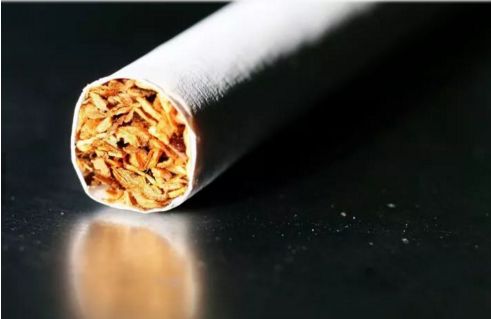 接受了对面递过来的香烟,你可能就落入了一个陷阱……