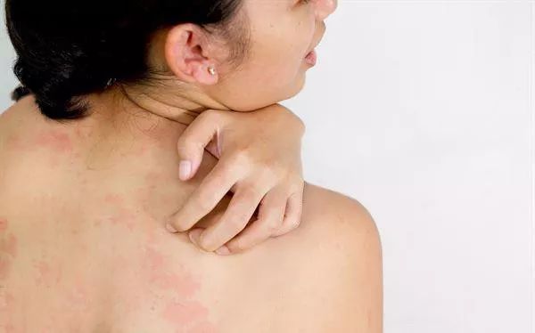 别让垃圾堵塞你的毛孔！有了这款火爆日本的沐浴刷，让你惊呼：洗澡搓背原来这么爽