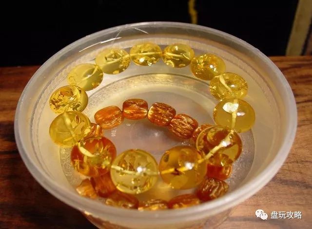 假蜜蜡在清水中能不能沉下去,假蜜蜡可能两块完全一样吗