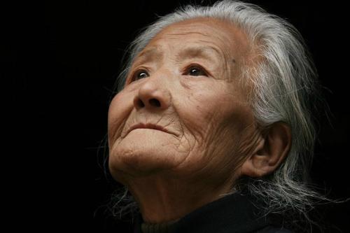 母亲弥留之际儿女下车跑着,母亲病重她赶回家照顾