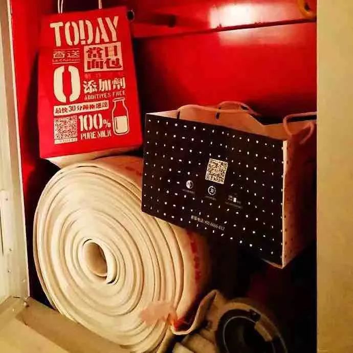 快递小哥到了家却不敢进吗,快递没时间接让快递员放在哪里