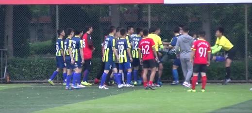 追着裁判打判罚,追着裁判打的足球比赛