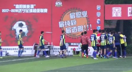 追着裁判打判罚,追着裁判打的足球比赛