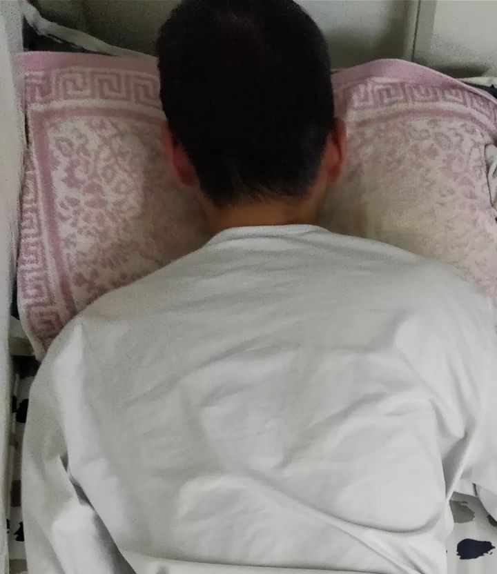 睡一觉起来头发成鸡窝,早上起来头发像鸡窝一样怎么办