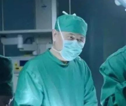 睡一觉起来头发成鸡窝,早上起来头发像鸡窝一样怎么办