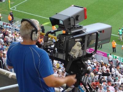 追着裁判打判罚,追着裁判打的足球比赛