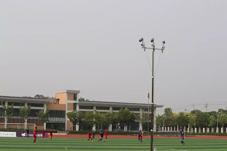 追着裁判打判罚,追着裁判打的足球比赛