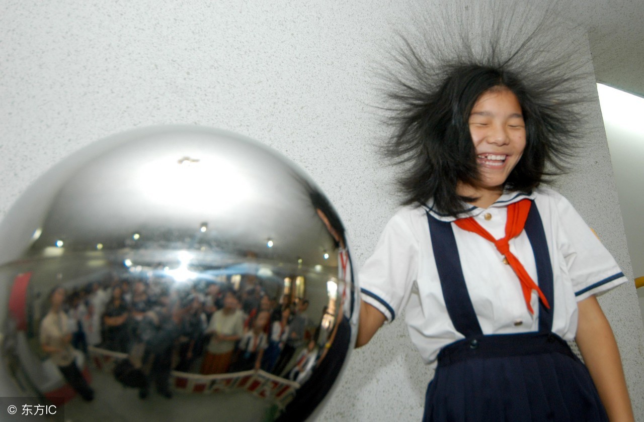 睡一觉起来头发成鸡窝,早上起来头发像鸡窝一样怎么办