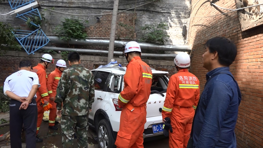 女司机油门当刹车倒着撞出数十米,一女司机错把油门当刹车