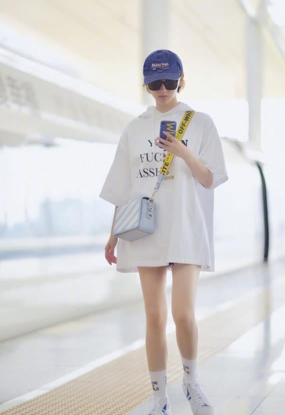 景甜在张继科事件后最新路透,景甜和张继科在一起后身材变化