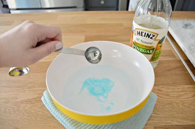 墙面脏一块擦不干净了,墙面很脏用什么刷白