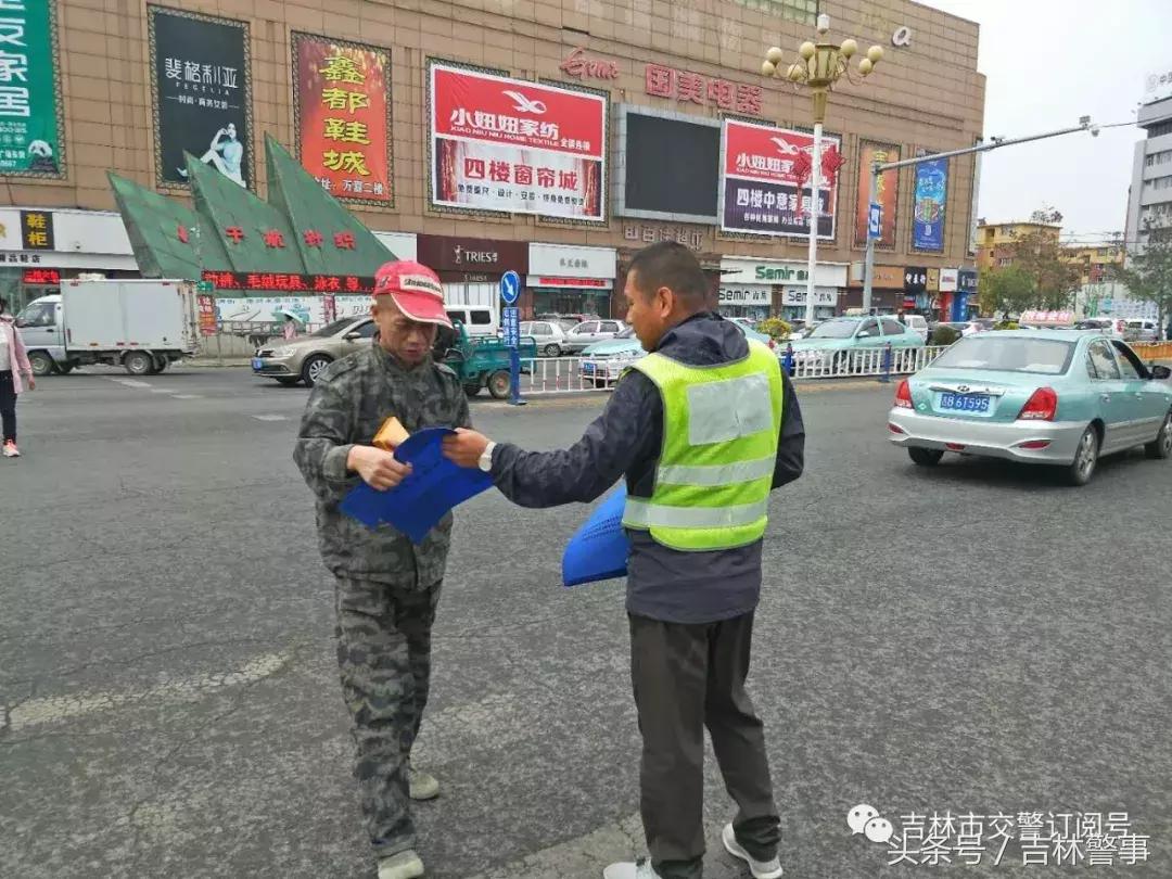 交警大队文明交通绿色出行,交警开展文明交通进驾校宣传活动