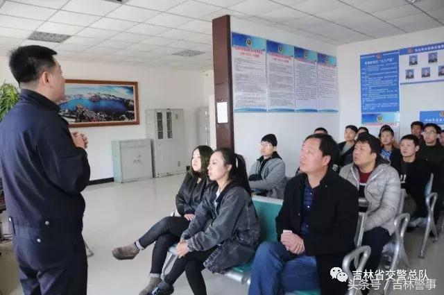 交警大队文明交通绿色出行,交警开展文明交通进驾校宣传活动