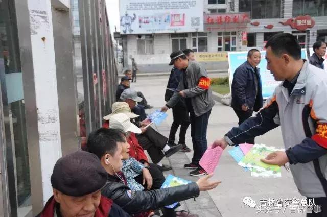 交警大队文明交通绿色出行,交警开展文明交通进驾校宣传活动