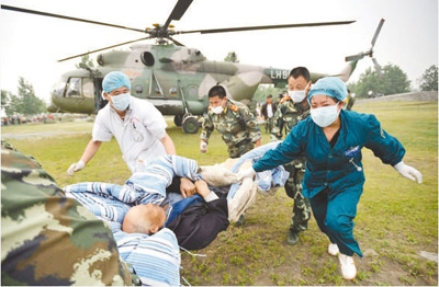 民众深情送别抗震救灾子弟兵,向抗震救灾英雄致敬