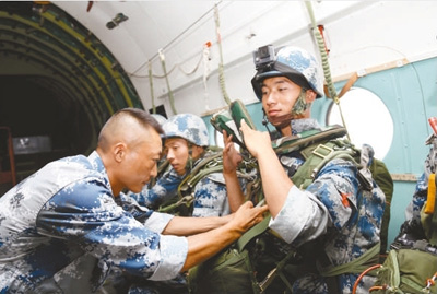 民众深情送别抗震救灾子弟兵,向抗震救灾英雄致敬