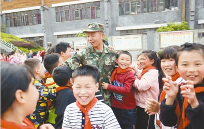 民众深情送别抗震救灾子弟兵,向抗震救灾英雄致敬