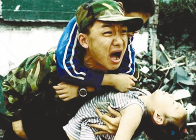 民众深情送别抗震救灾子弟兵,向抗震救灾英雄致敬