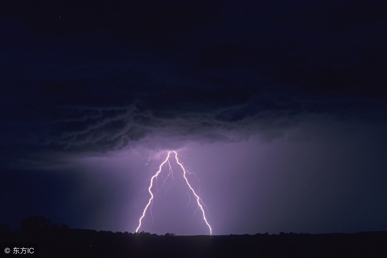 打雷时戴耳机会传电吗,下雨打雷能带耳机玩电脑吗