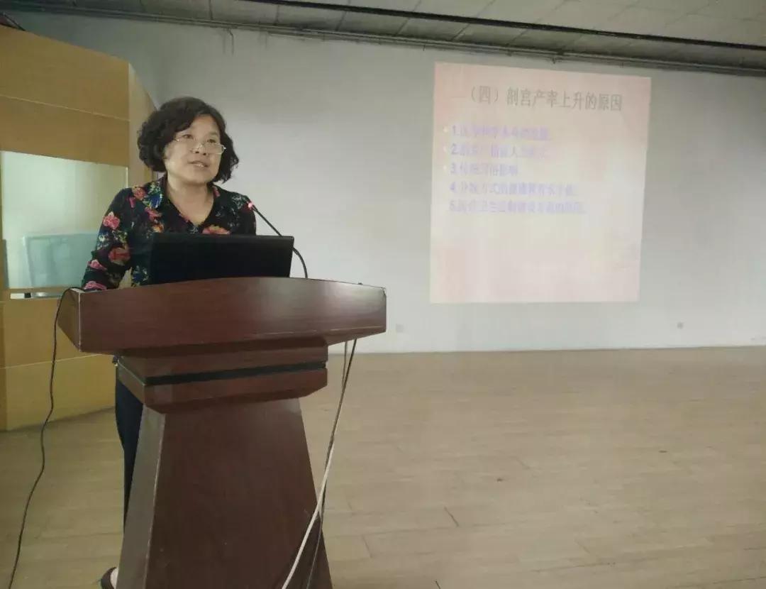 母亲节送给妈妈礼物一束花,母亲节送给妈妈一支康乃馨