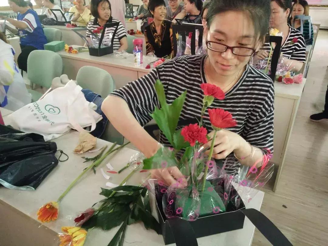 母亲节送给妈妈礼物一束花,母亲节送给妈妈一支康乃馨