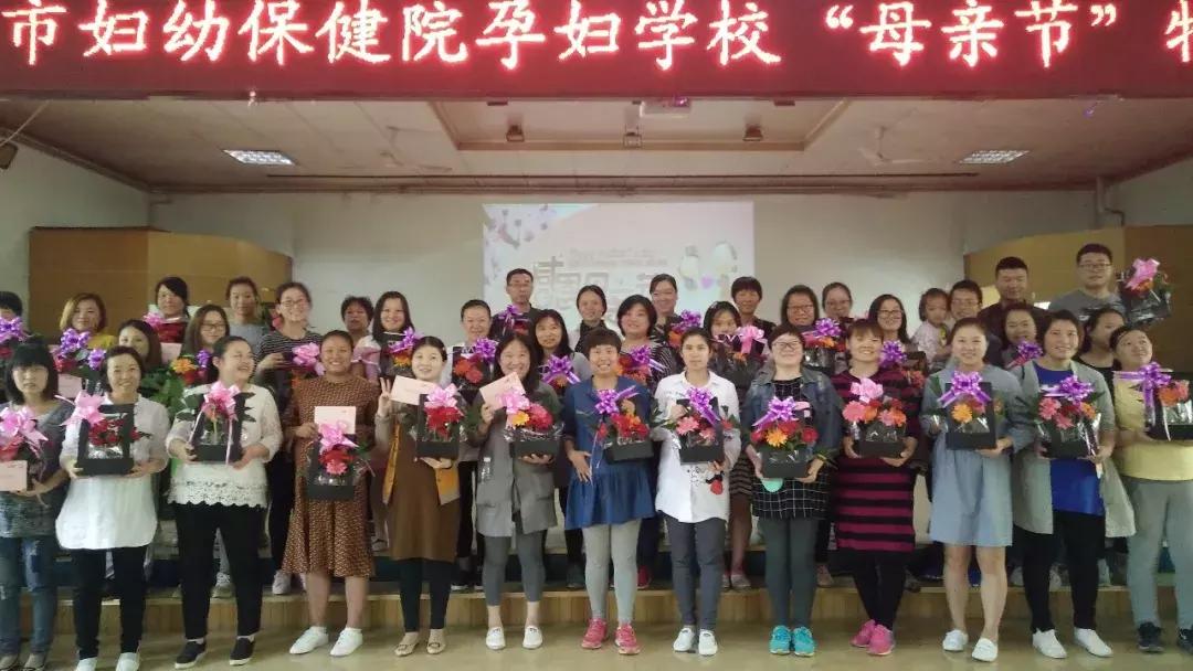 母亲节送给妈妈礼物一束花,母亲节送给妈妈一支康乃馨