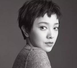 她的头发被狗啃了，但依旧好看！