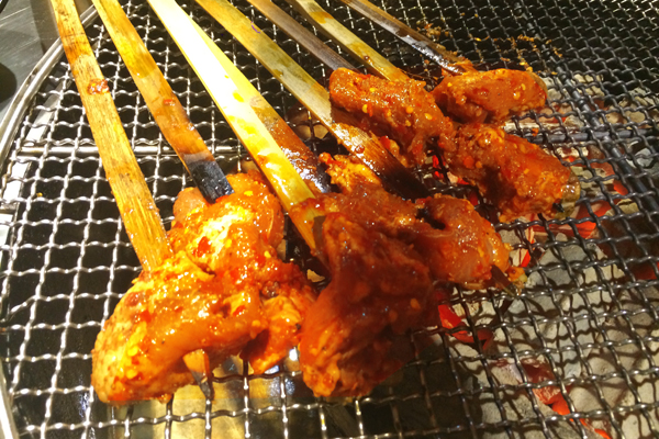 屋顶上有滋有味的火盆烤肉