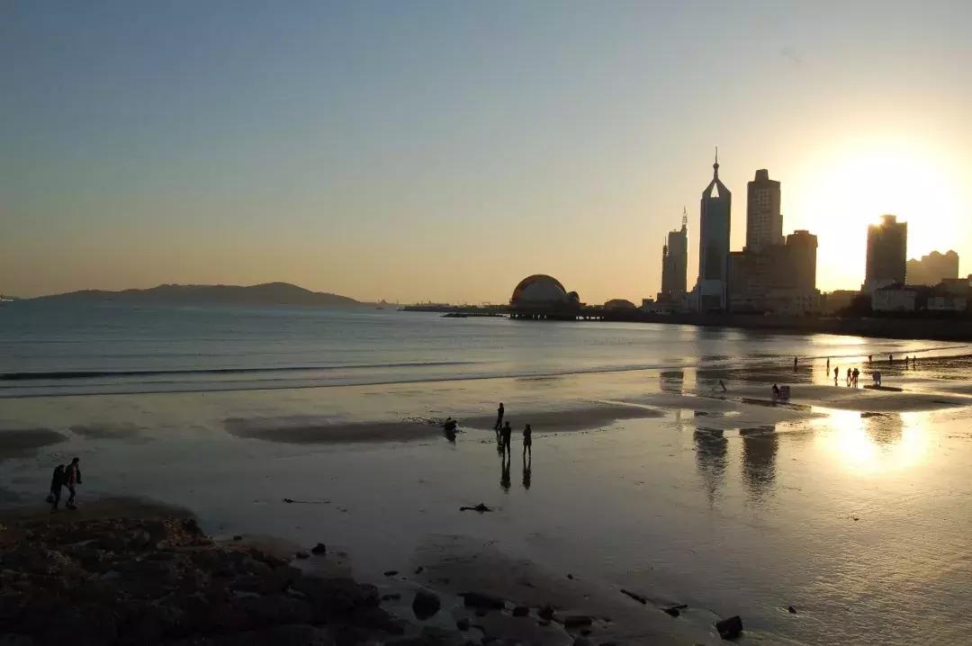 挖蛤蜊青岛好去处,青岛金沙滩赶海抓螃蟹的地方