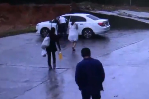 新人办完婚宴不结账男主人,办酒席客人都走了才开始上菜