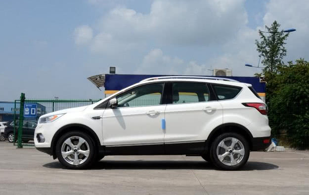 刚上市每月买10000台，官方降2.5万没人买，再降2.5万还是没人买