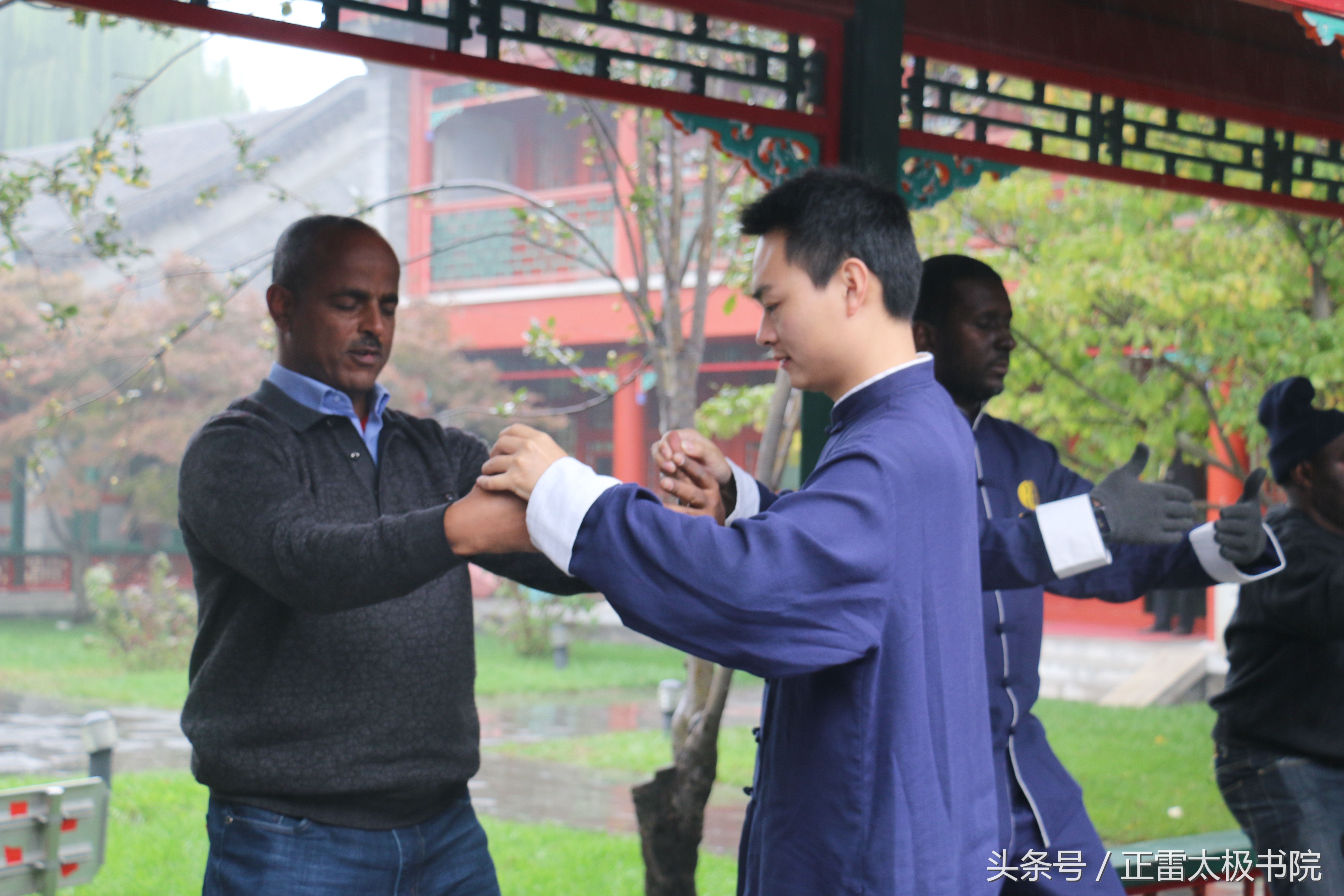 初学太极拳第一步怎么练,学太极拳怎么练基本步