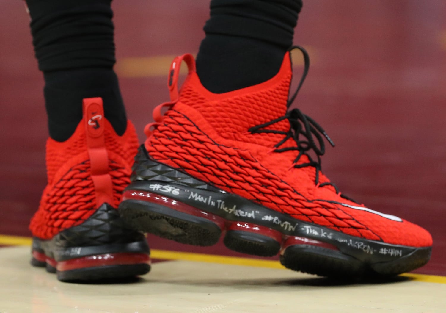 球鞋控福利贴：NBA季后赛半决赛舞台上与球星共闪耀的战靴精选集