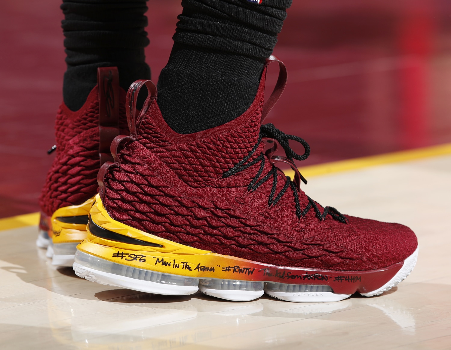 球鞋控福利贴：NBA季后赛半决赛舞台上与球星共闪耀的战靴精选集