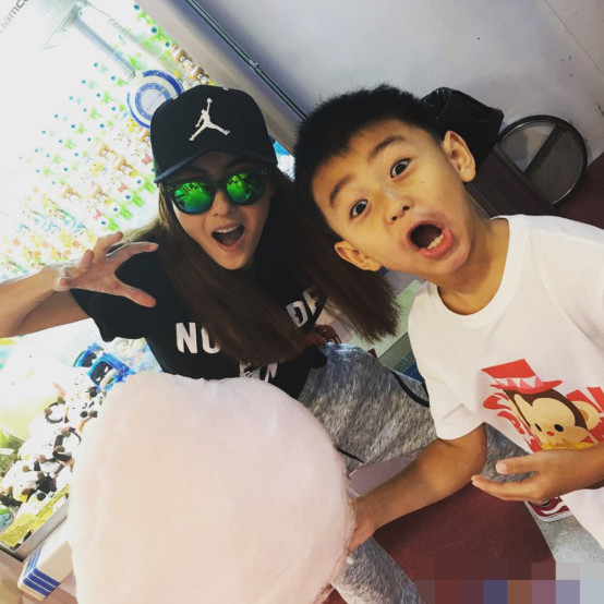 张柏芝为儿子庆生完整版,张柏芝为儿子哭了