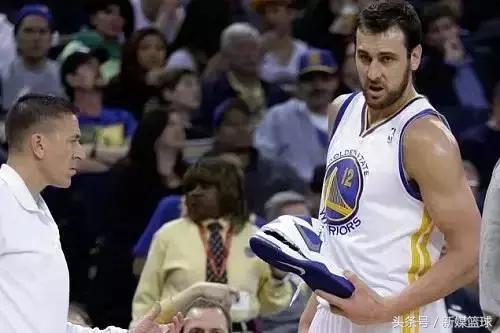 马努尼克杨球鞋,nba名场面尼克杨变向晃飞詹姆斯