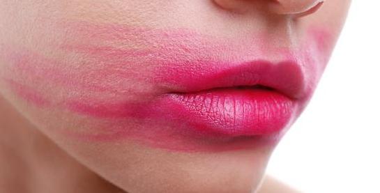 擦完口红为什么要用纸巾抿一下,涂完口红抿一下