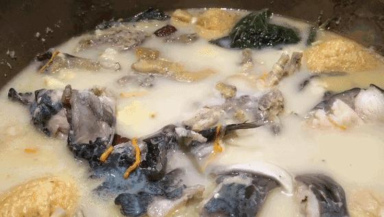 草帽当锅盖的石锅鱼,草帽蒸汽石锅鱼