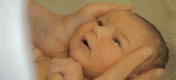 天天给宝宝洗澡对身体有害吗,给宝宝天天洗澡怎么还臭