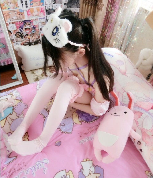 电竞圈吃鸡小萝莉却有大长腿因直播露脚被网友索要肉*袜丝**