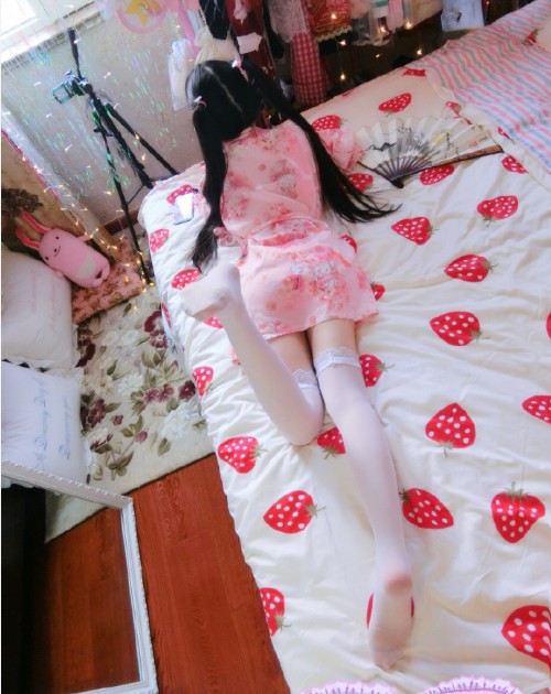 电竞圈吃鸡小萝莉却有大长腿因直播露脚被网友索要肉*袜丝**