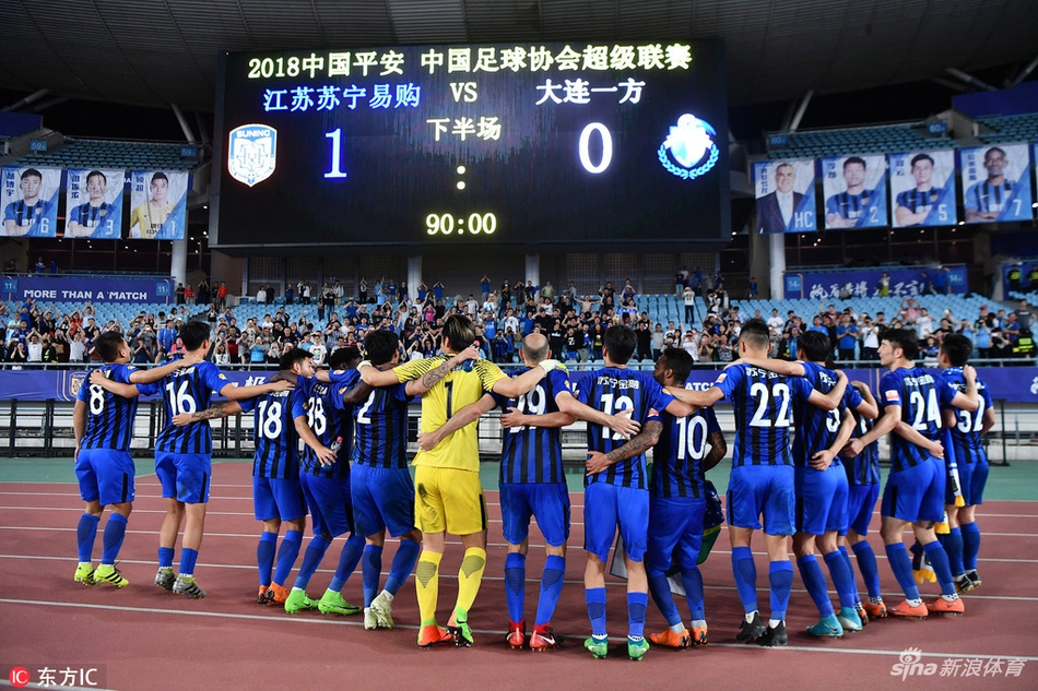 央视专访“熊大”奥拉罗尤，注重细节，亲自为李昂修钉鞋！